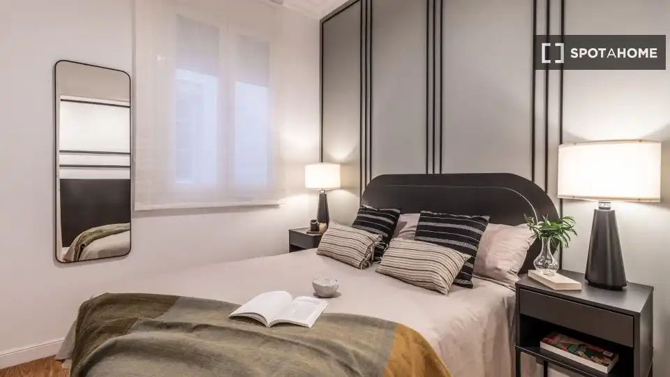 Dormitori de Apartament per a compartir en Madrid amb Aire condicionat, Terrassa i Moblat