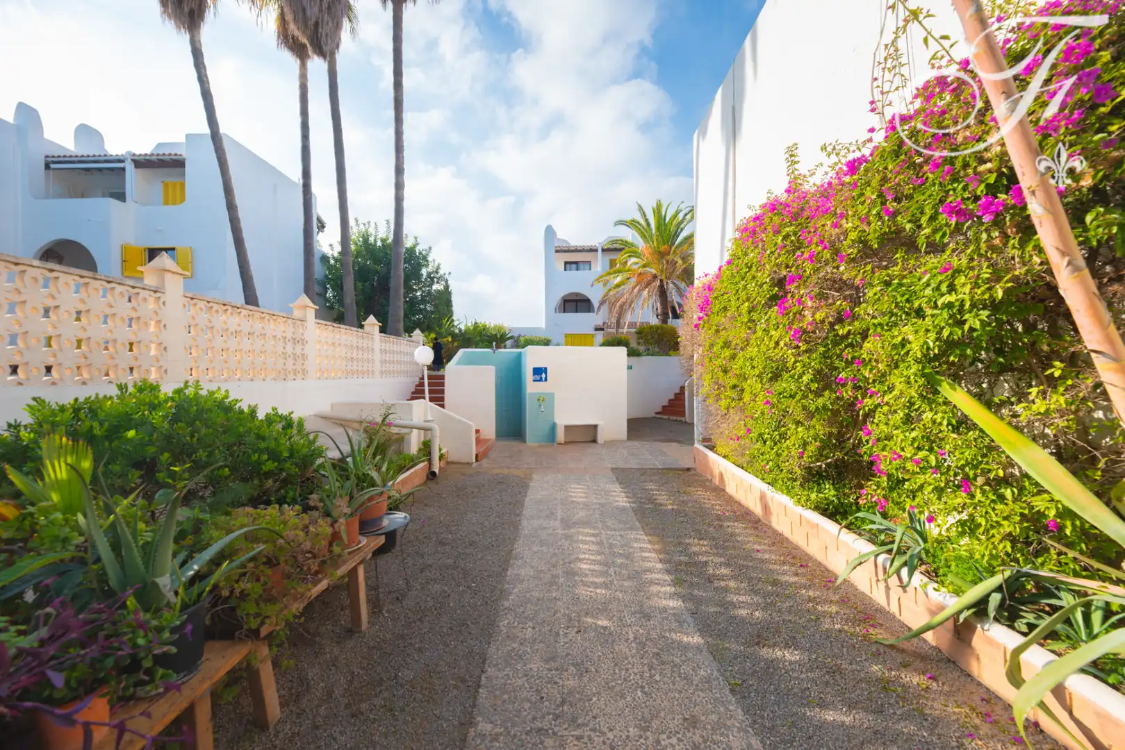 Vista exterior de Apartamento en venta en Santa Eulària des Riu con Aire acondicionado, Terraza y Piscina comunitaria