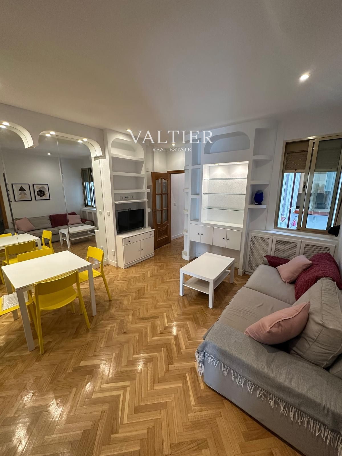 Exterior view of Flat for rent in  Madrid Capital  with Heating, Terrace and Furnished