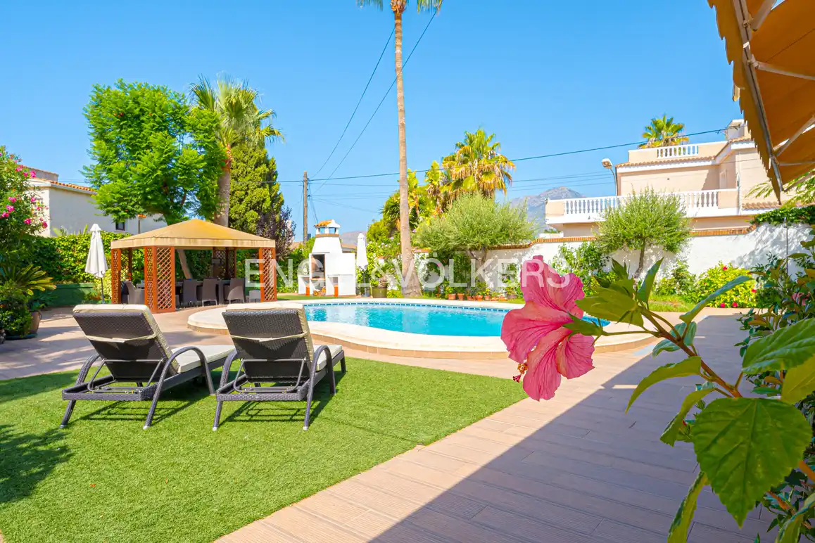 Vista exterior de Casa o chalet en venta en Benidorm con Aire acondicionado, Jardín privado y Piscina