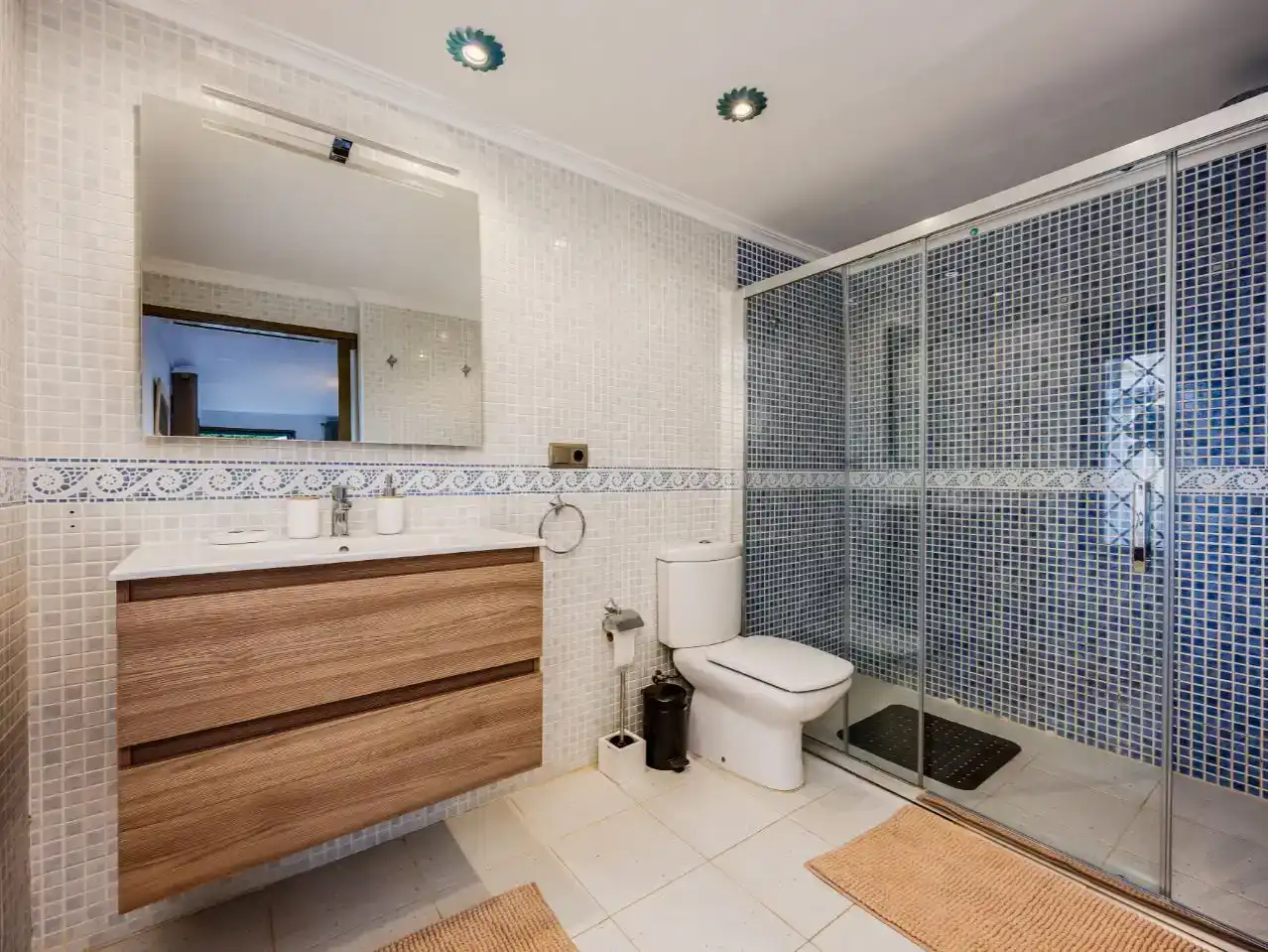 Bathroom of Flat for rent in Dénia  with Air Conditioner, Private garden and Parquet flooring