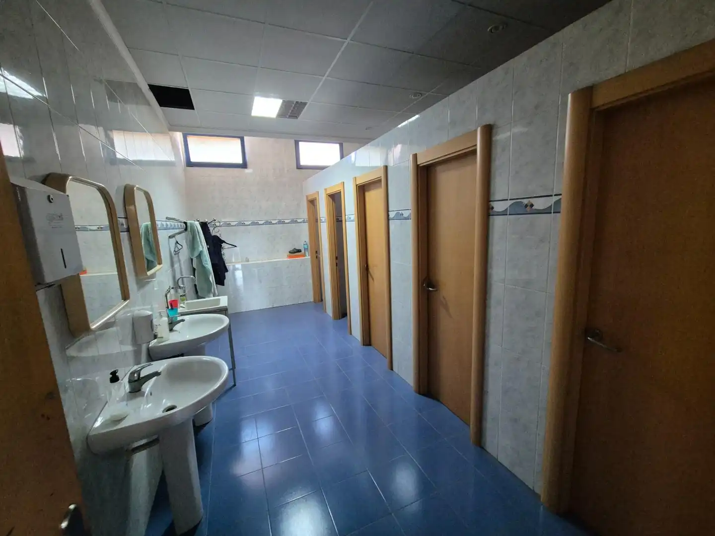 Badezimmer von Fabrikhallen zur Miete in Elda