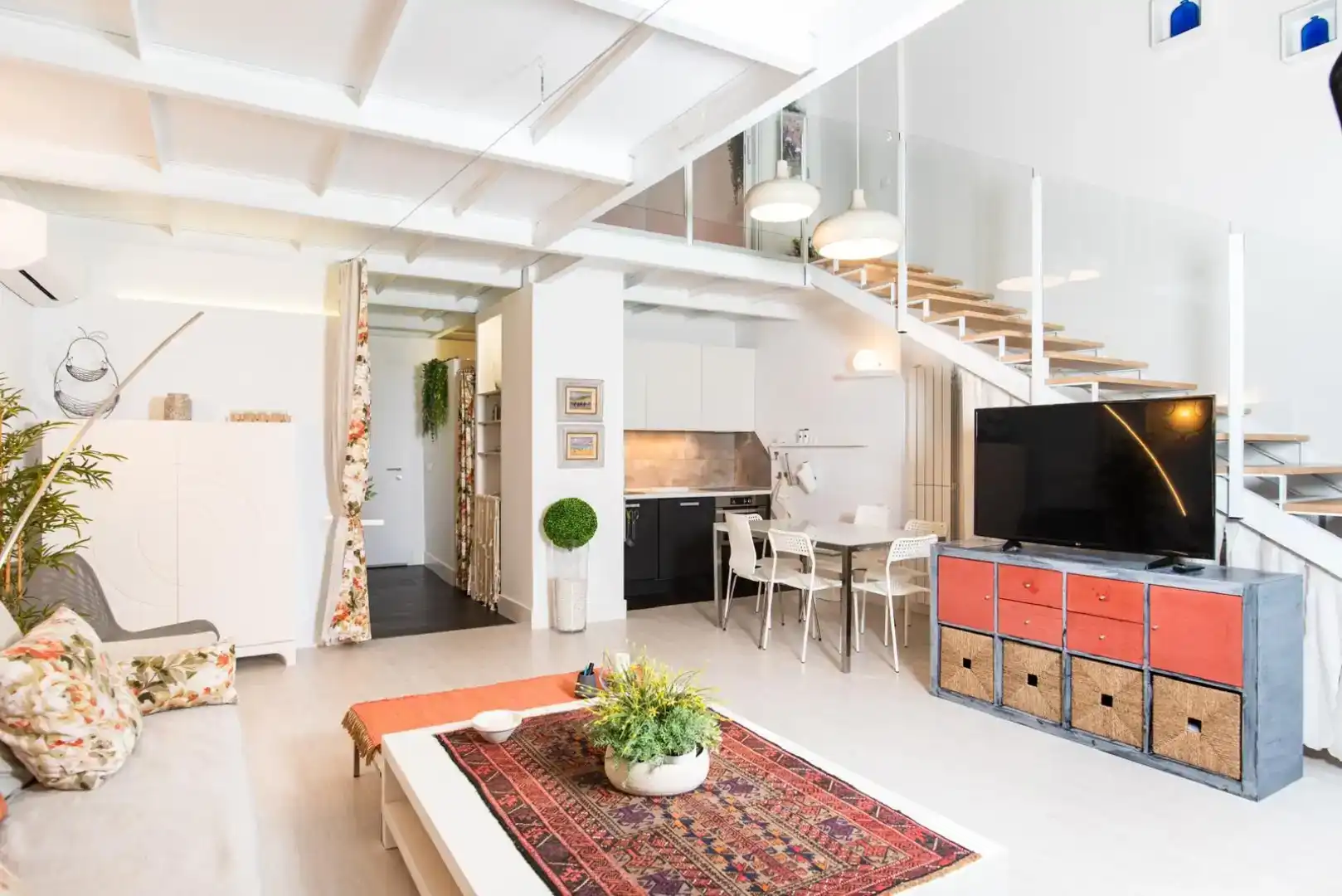 Sala d'estar de Dúplex per a compartir en Alcobendas amb Aire condicionat, Parquet i Moblat