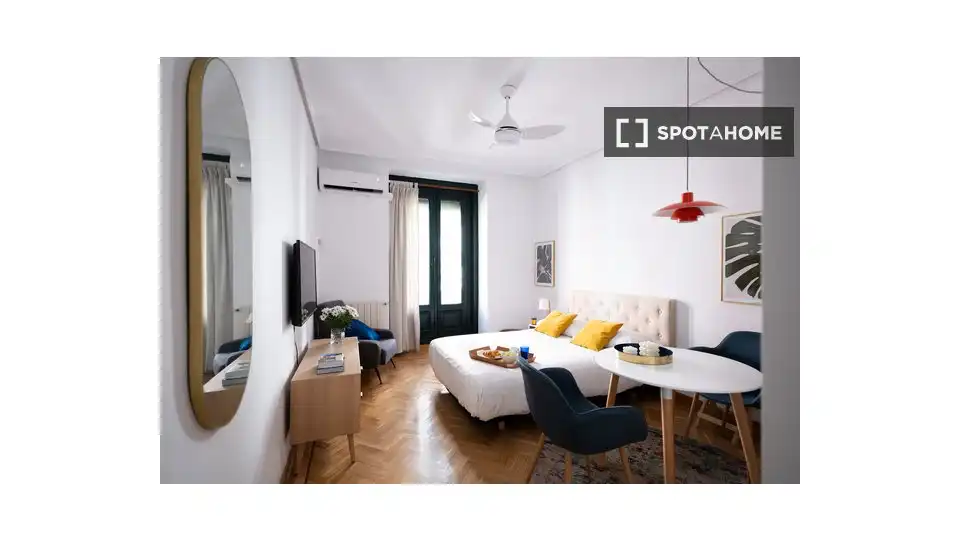 Appartamento con terrazza in affitto a Centro