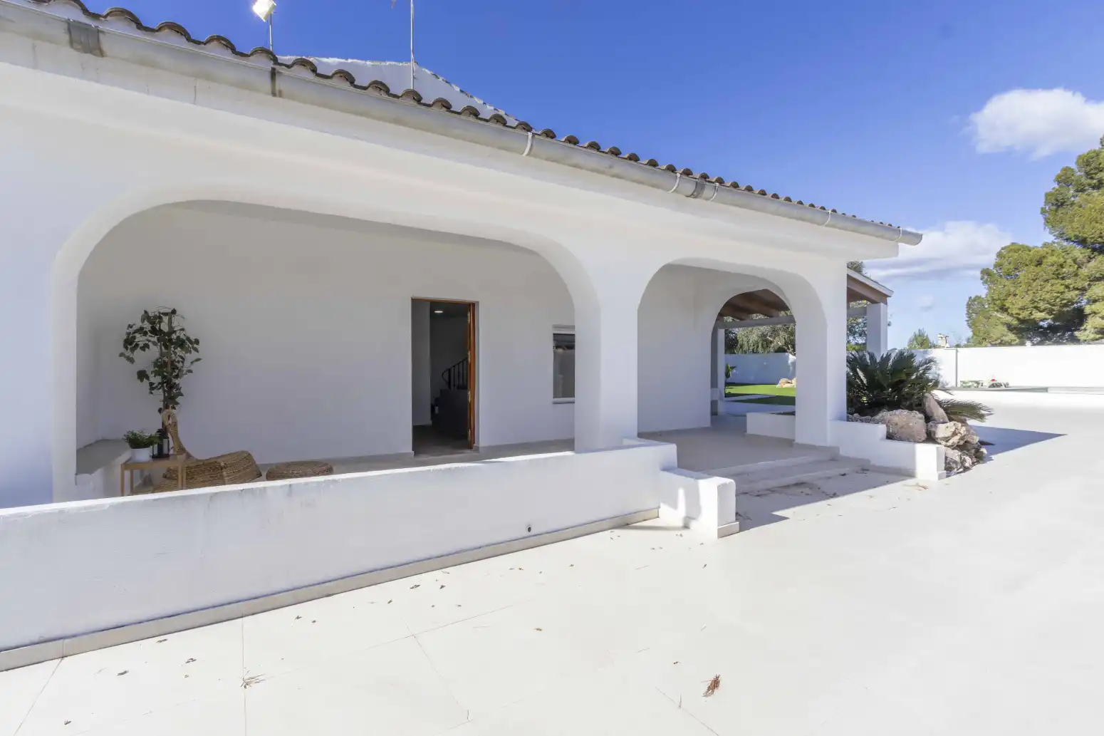 Vista exterior de Casa o xalet en venda en La Pobla de Vallbona amb Jardí privat i Piscina