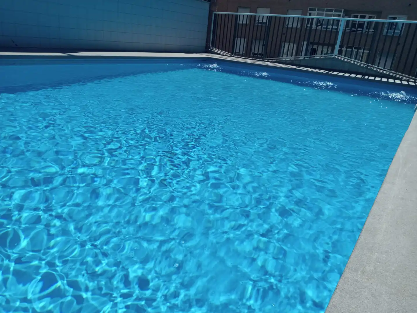 Piscina de Casa o xalet en venda en San Andrés del Rabanedo amb Calefacció, Jardí privat i Parquet