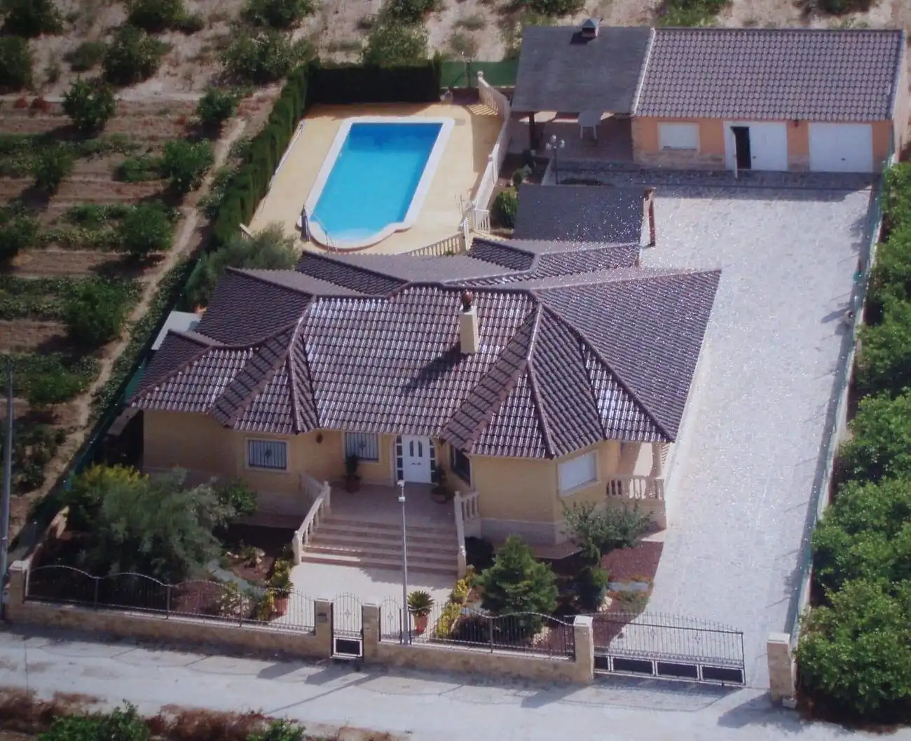 Vista exterior de Casa o xalet en venda en Orihuela amb Aire condicionat, Jardí privat i Terrassa