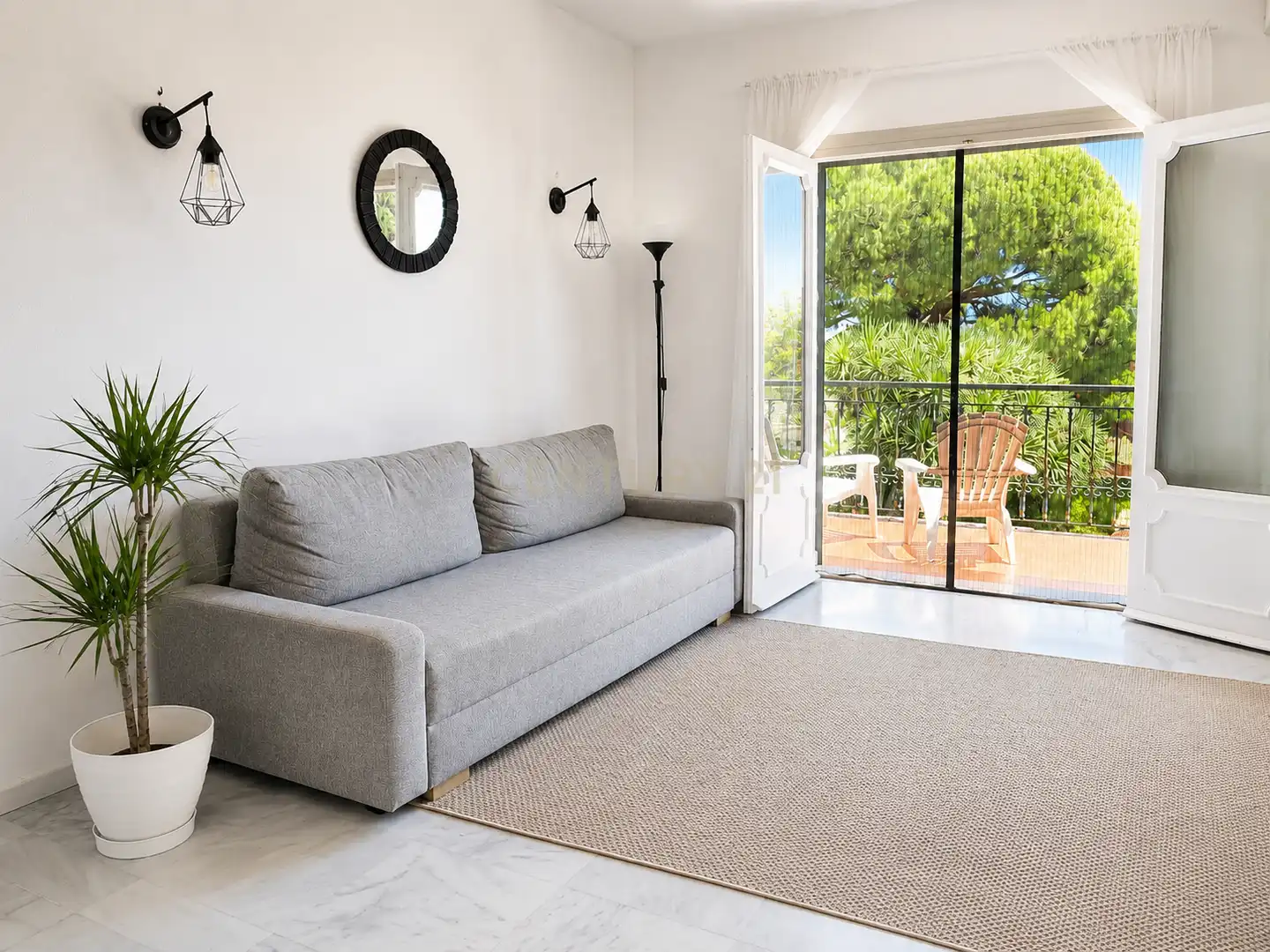 Wohnzimmer von Wohnungen zur Miete in Benalmádena mit Klimaanlage, Privatgarten und Schwimmbad