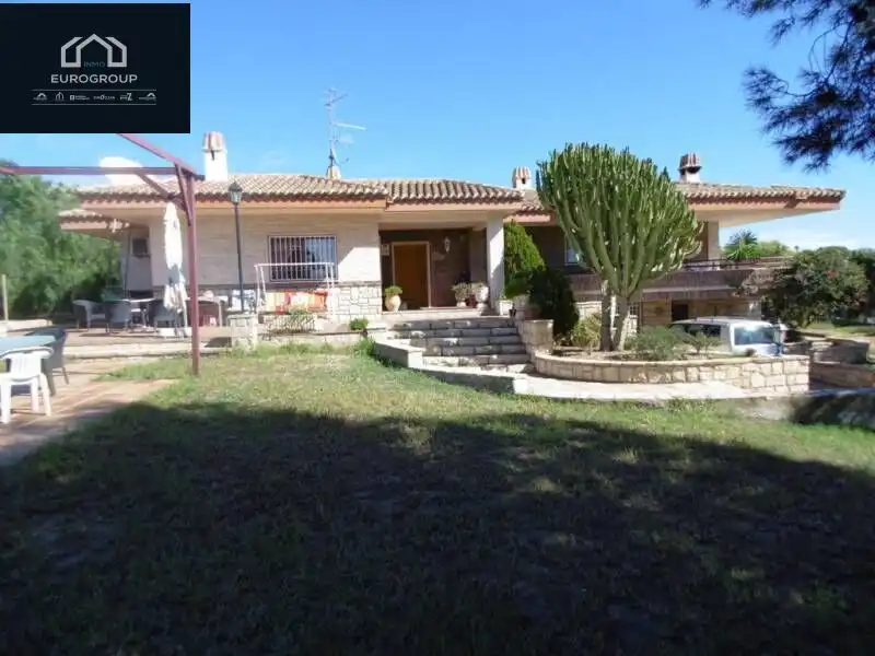 Chalet con piscina en venta en Urbanizaciones, imagen 2