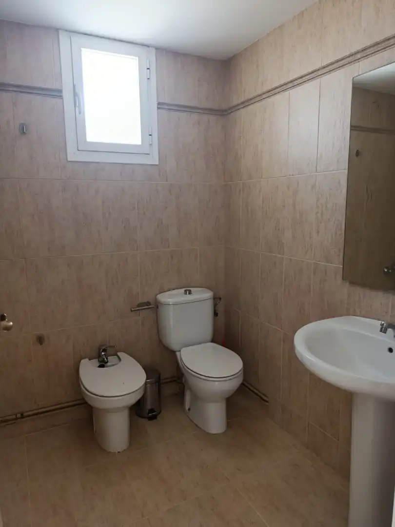 Baño de Piso en venta en Castellón de la Plana / Castelló de la Plana con Amueblado, Horno y Lavadora