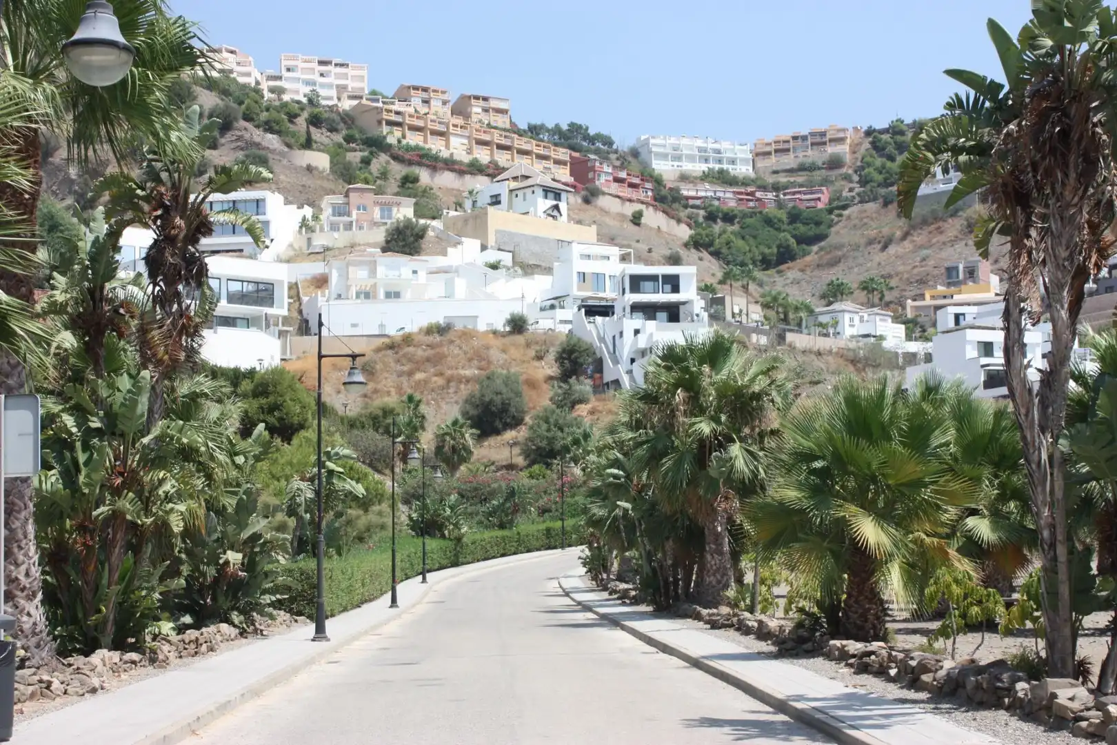 Vista exterior de Casa o xalet en venda en Torrox amb Aire condicionat, Jardí privat i Piscina