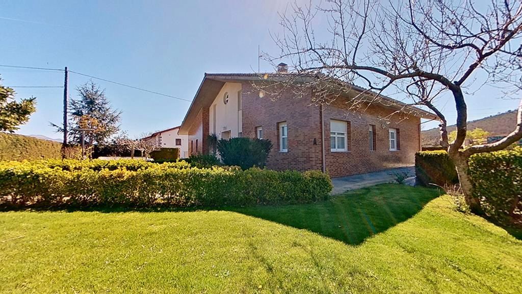Vista exterior de Casa o xalet en venda en Barrundia amb Calefacció, Jardí privat i Traster