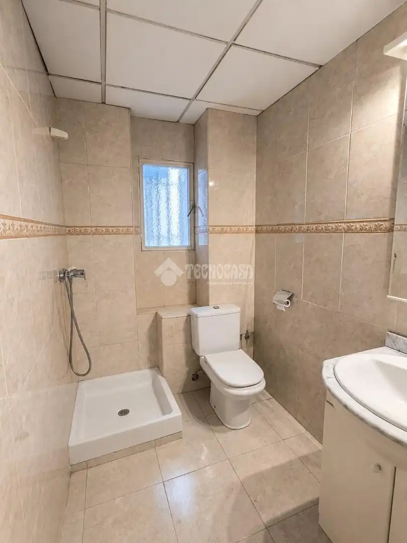 Baño de Piso en venta en Alcalá de Henares con Aire acondicionado, Calefacción y Terraza