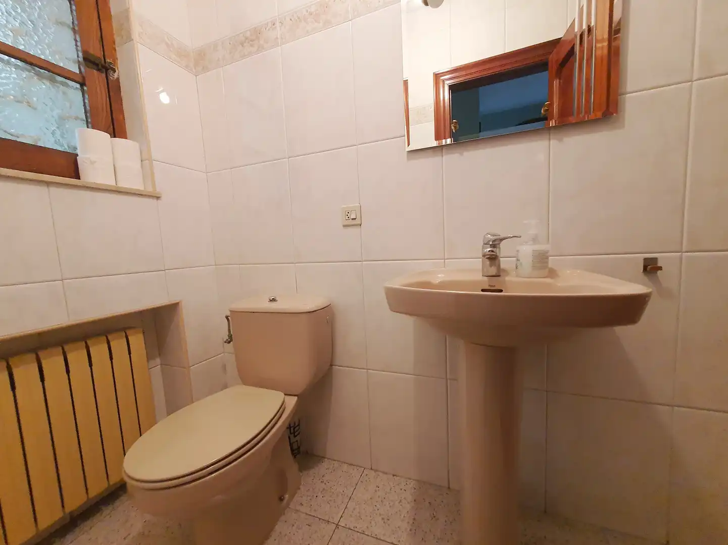 Badezimmer von Einfamilien-Reihenhaus zum Verkauf in Siero mit Heizung, Abstellraum und Möbliert