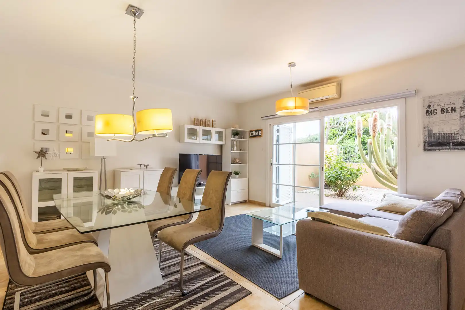 Wohnzimmer von Einfamilien-Reihenhaus zum Verkauf in Puerto de la Cruz mit Klimaanlage, Heizung und Privatgarten