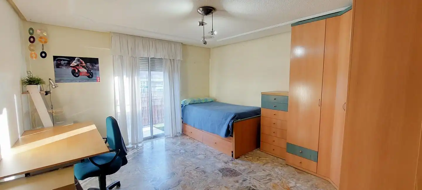 Habitación de Piso de alquiler en Elche / Elx con Amueblado y Balcón