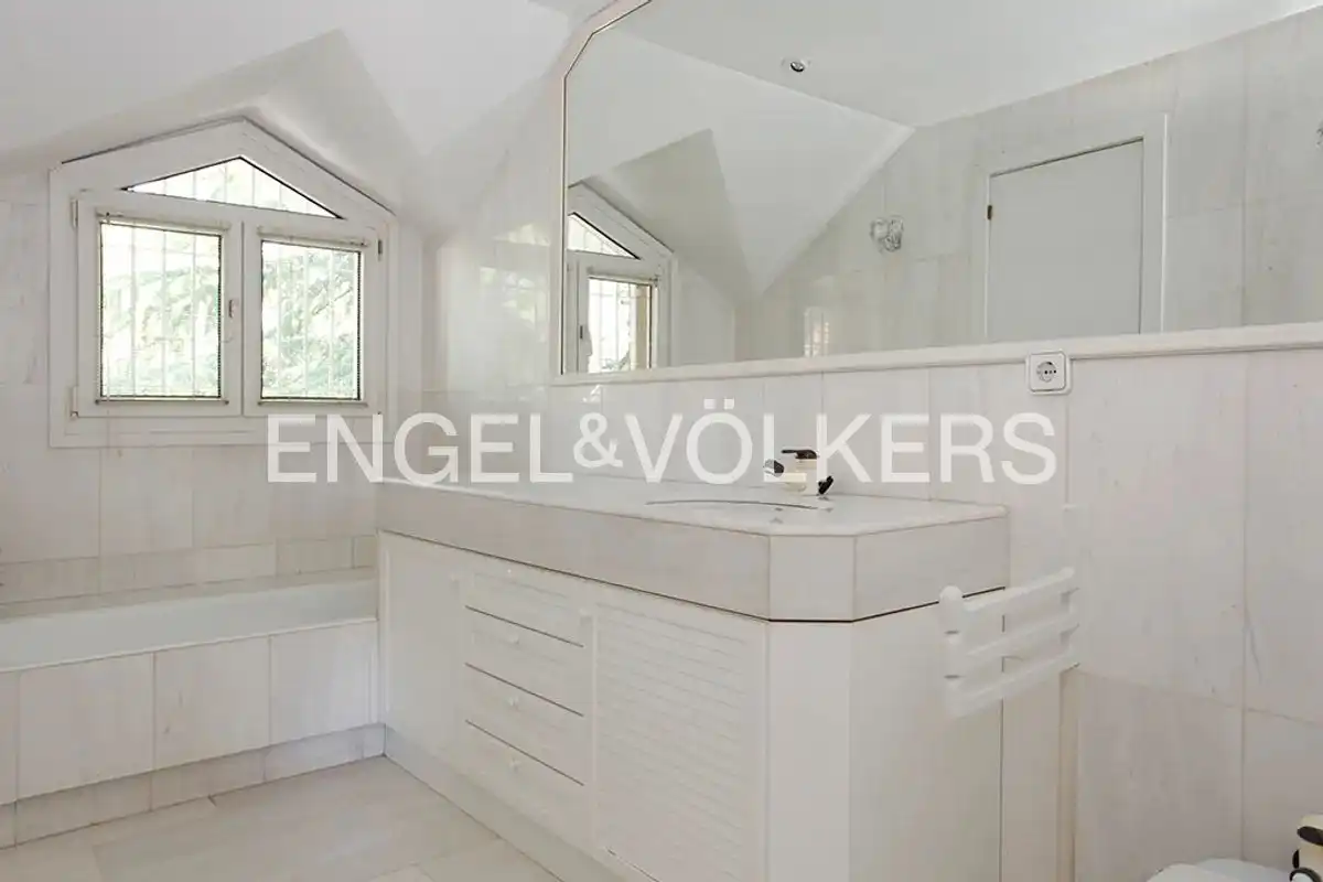 Baño de Casa o chalet de alquiler en Barcelona con Aire acondicionado, Calefacción y Jardín privado