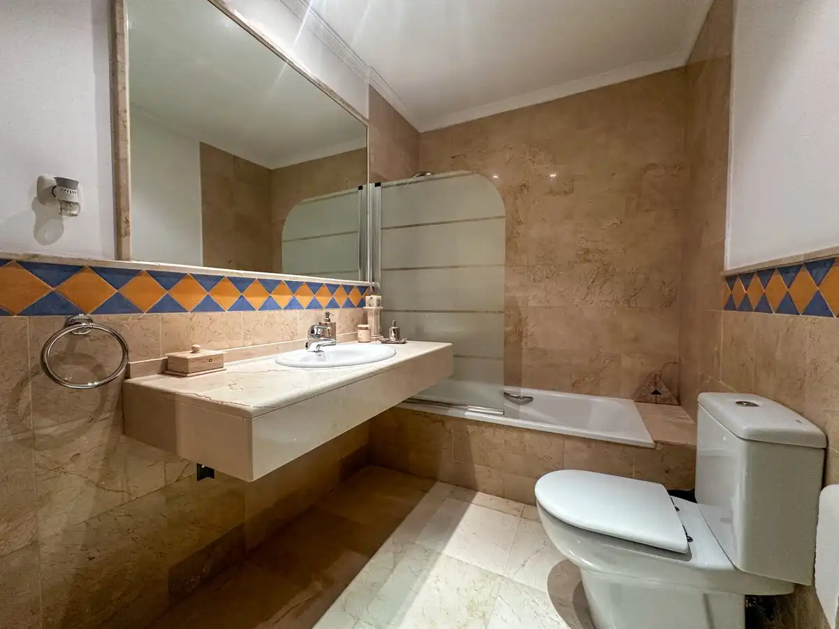 Baño de Apartamento en venta en Marbella con Terraza y Piscina comunitaria