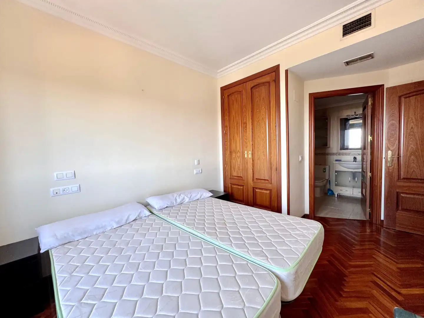 Schlafzimmer von Wohnungen zur Miete in Cáceres mit Klimaanlage, Heizung und Parkett