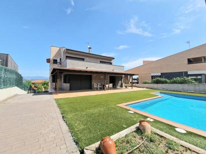 Vista exterior de Casa o xalet en venda en Montornès del Vallès amb Aire condicionat, Jardí privat i Terrassa