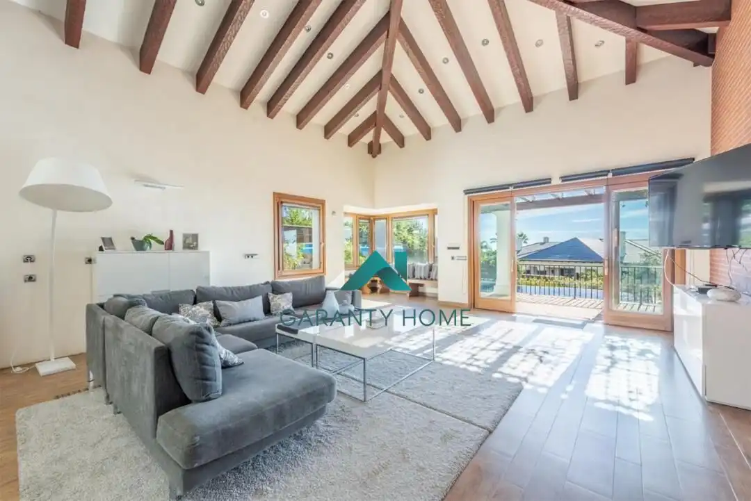 Sala d'estar de Casa o xalet en venda en Marbella amb Aire condicionat, Calefacció i Jardí privat