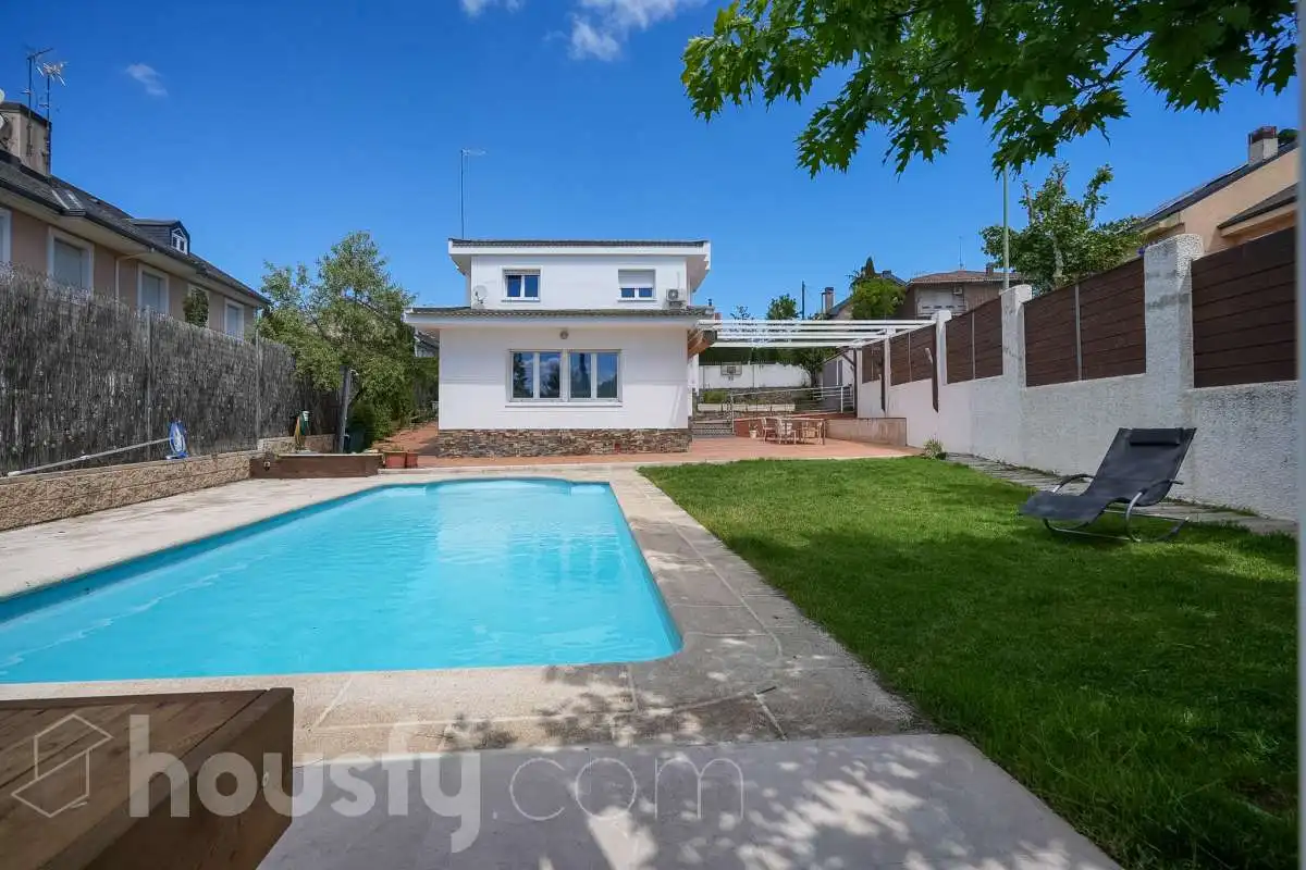 Vista exterior de Casa o xalet en venda en Pozuelo de Alarcón amb Aire condicionat, Calefacció i Jardí privat