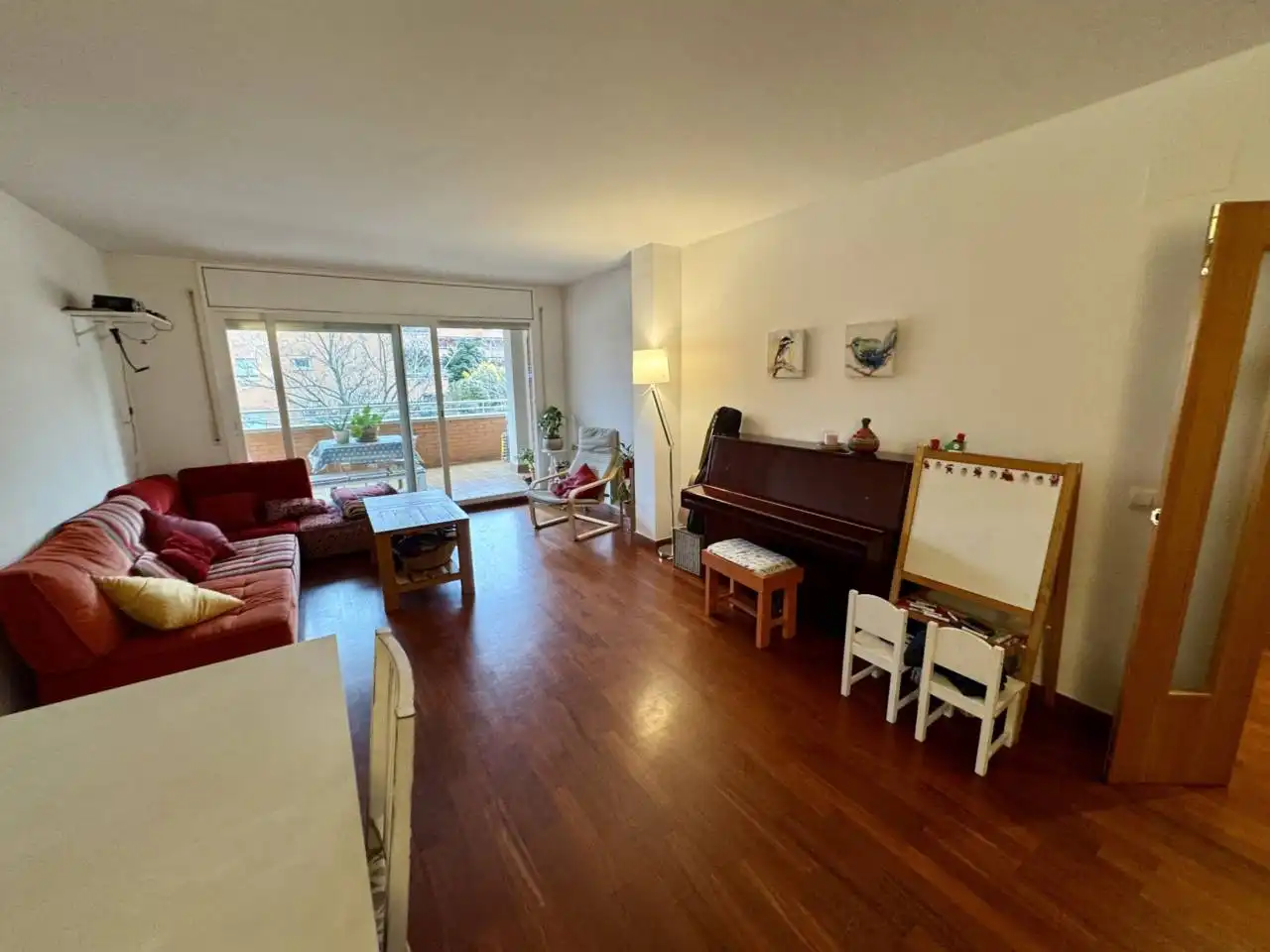 Sala d'estar de Pis en venda en Cerdanyola del Vallès amb Parquet, Terrassa i Piscina comunitària
