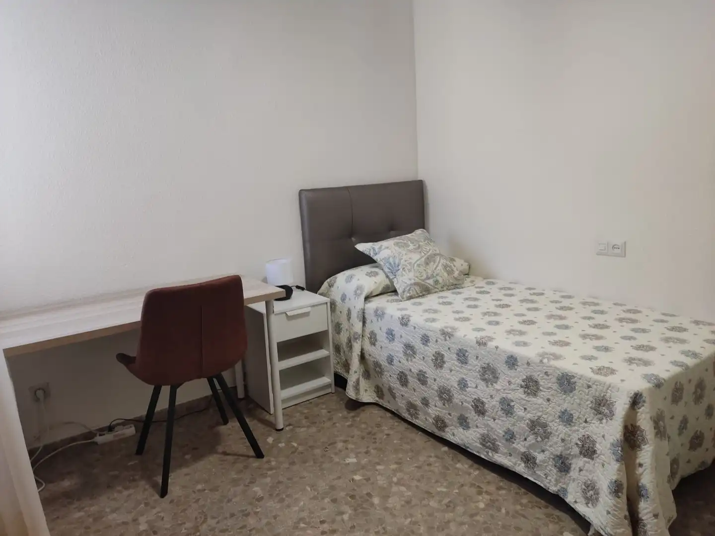 Dormitori de Pis de lloguer en Granada amb Aire condicionat, Calefacció i Moblat