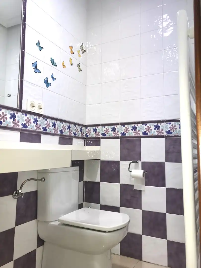 Baño de Casa adosada en venta en Plasencia con Aire acondicionado, Calefacción y Jardín privado