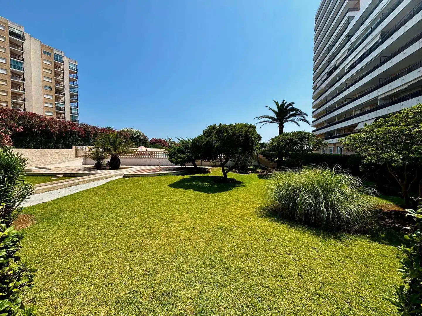 Vista exterior de Apartament en venda en Gandia amb Jardí privat, Terrassa i Balcó