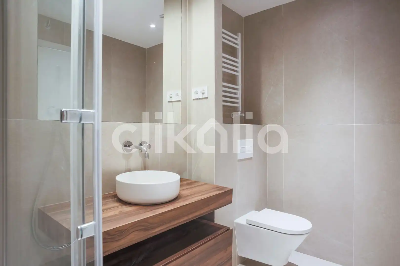 Baño de Piso en venta en Madrid con Aire acondicionado, Calefacción y Jardín privado