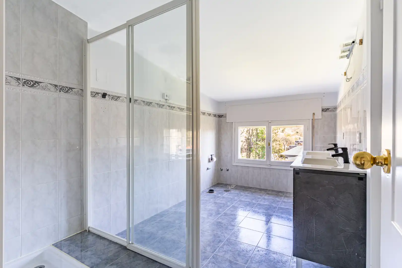 Bathroom of Houses for sale in Villanueva de la Cañada  with Air Conditioner, Heating and Private garden