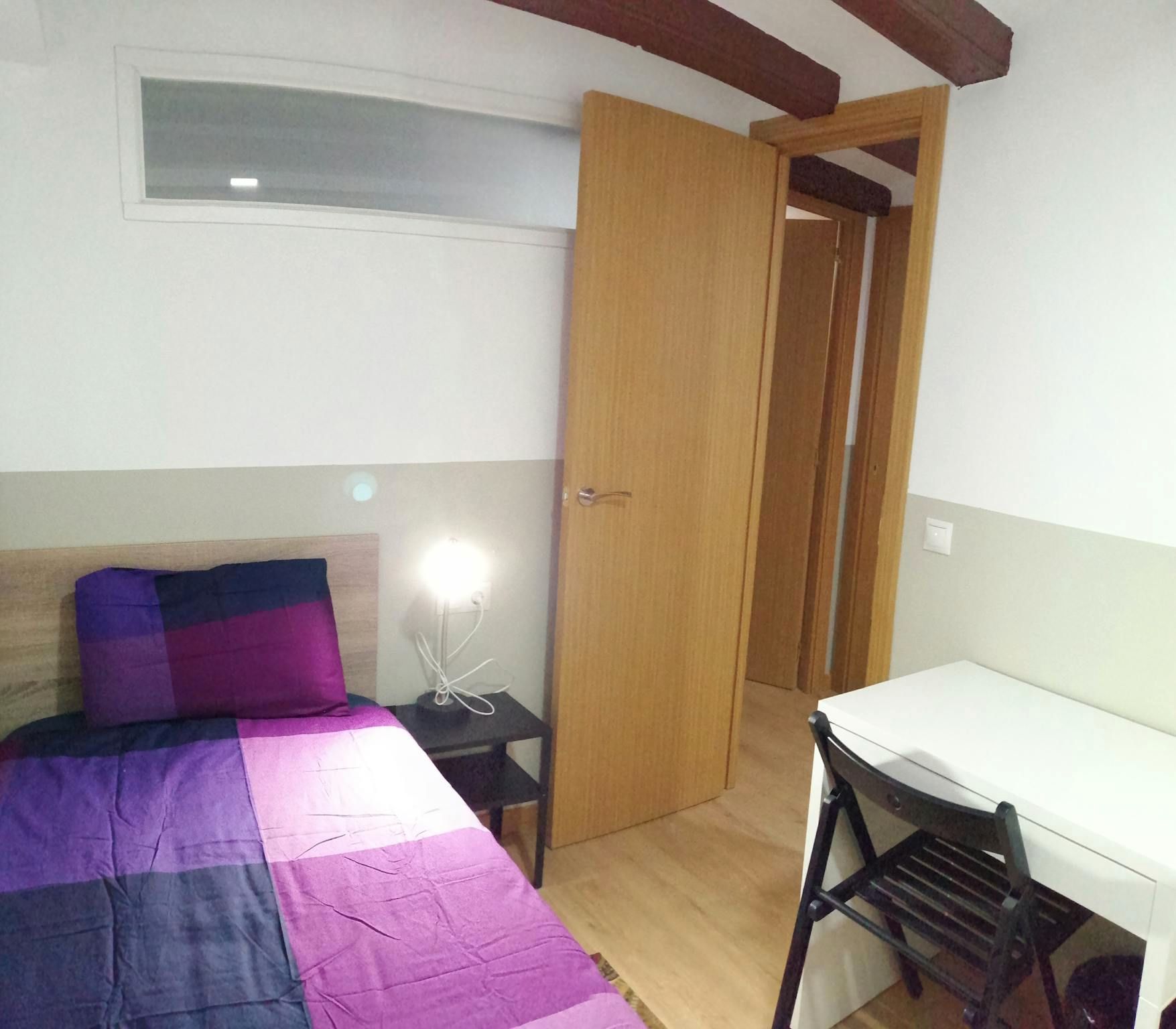 Bedroom of Flat to share in  Barcelona Capital  with Washing machine