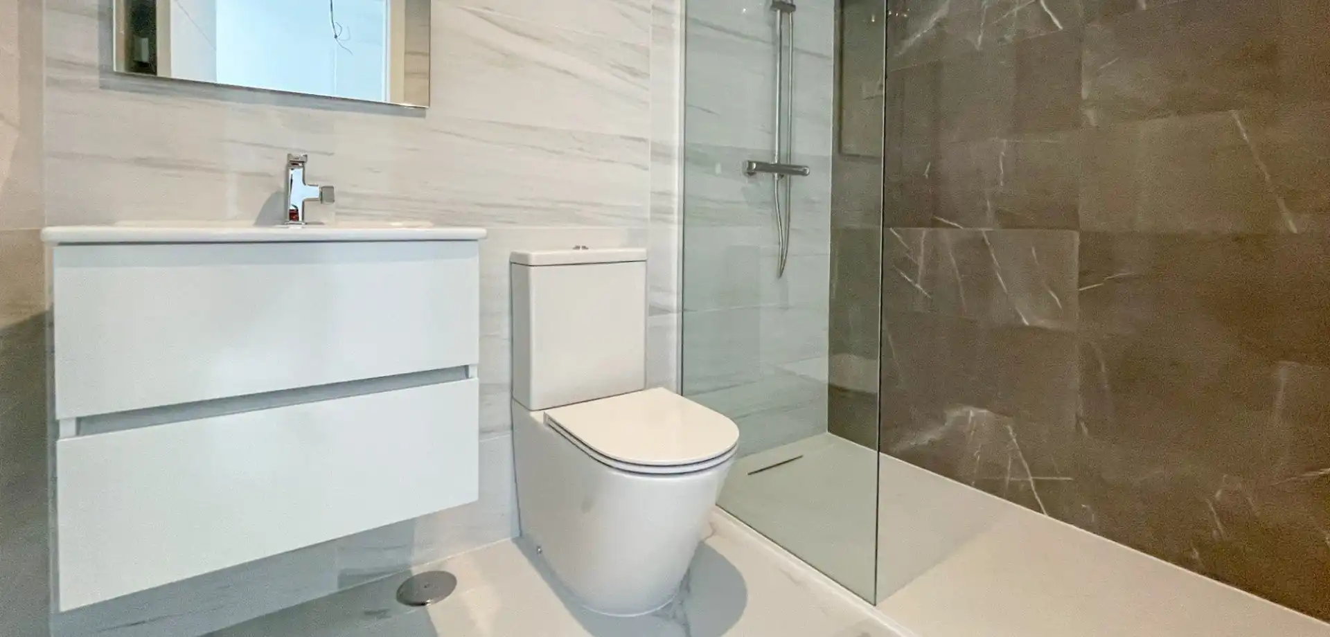 Baño de Apartamento en venta en Torrevieja con Calefacción, Jardín privado y Terraza