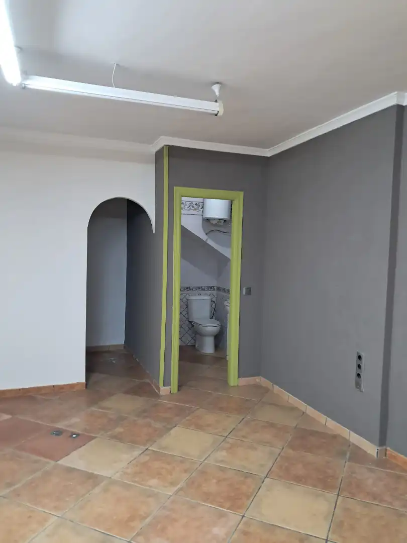 Local de lloguer en Brenes amb Aire condicionat