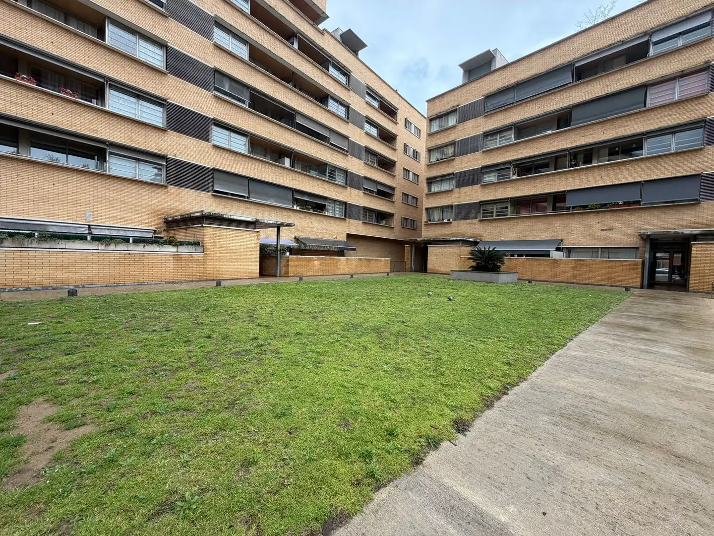 Vista exterior de Piso en venta en Girona con Aire acondicionado, Jardín privado y Terraza