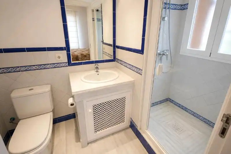Badezimmer von Wohnung zum Verkauf in Casares mit Klimaanlage, Heizung und Privatgarten