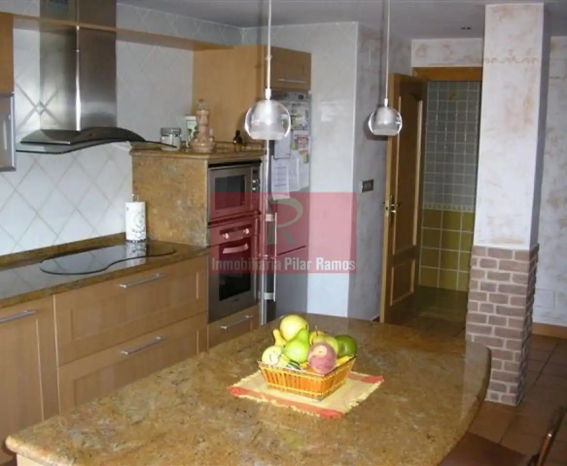 Cocina de Dúplex en venta en Valencia de Don Juan con Parquet, Terraza y Trastero