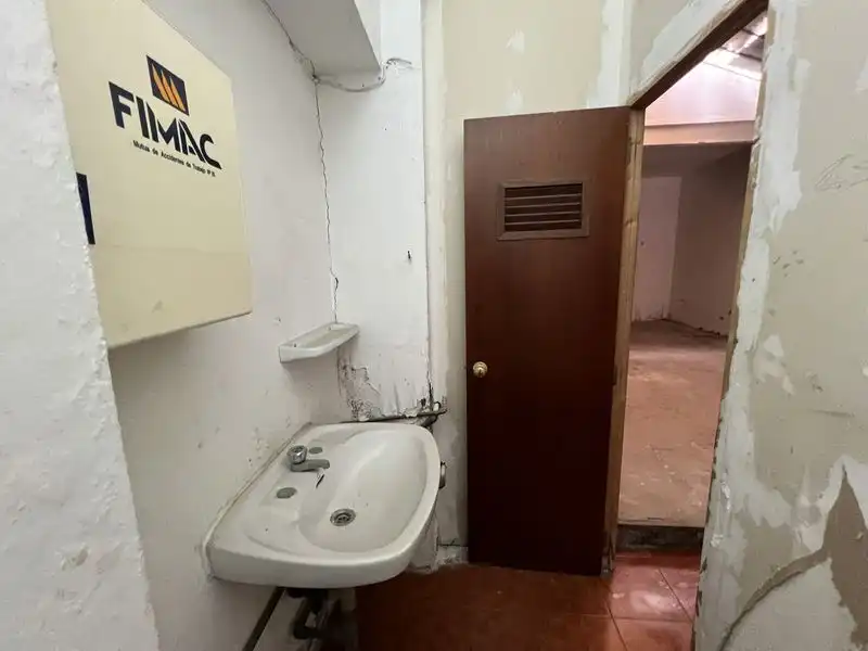 Baño de Local en venta en Sevilla