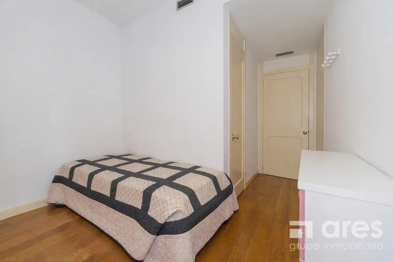 Bedroom of Flat for sale in Madrid  with Air Conditioner, Heating and Private garden