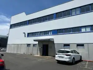 Vista exterior de Nave industrial de alquiler en Carral con Calefacción y Alarma