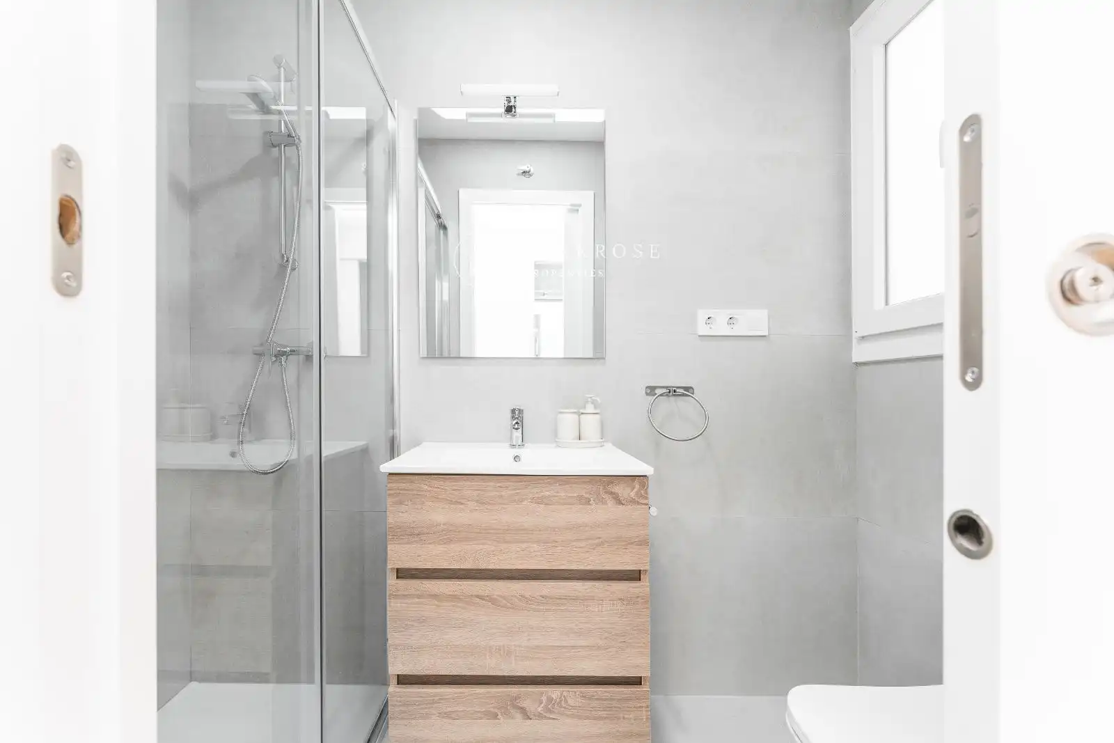 Badezimmer von Wohnung zur Miete in Barcelona mit Klimaanlage, Parkett und Möbliert