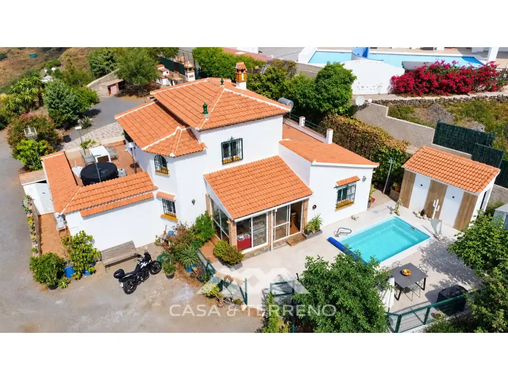 Vista exterior de Casa o xalet en venda en Arenas amb Aire condicionat, Jardí privat i Terrassa