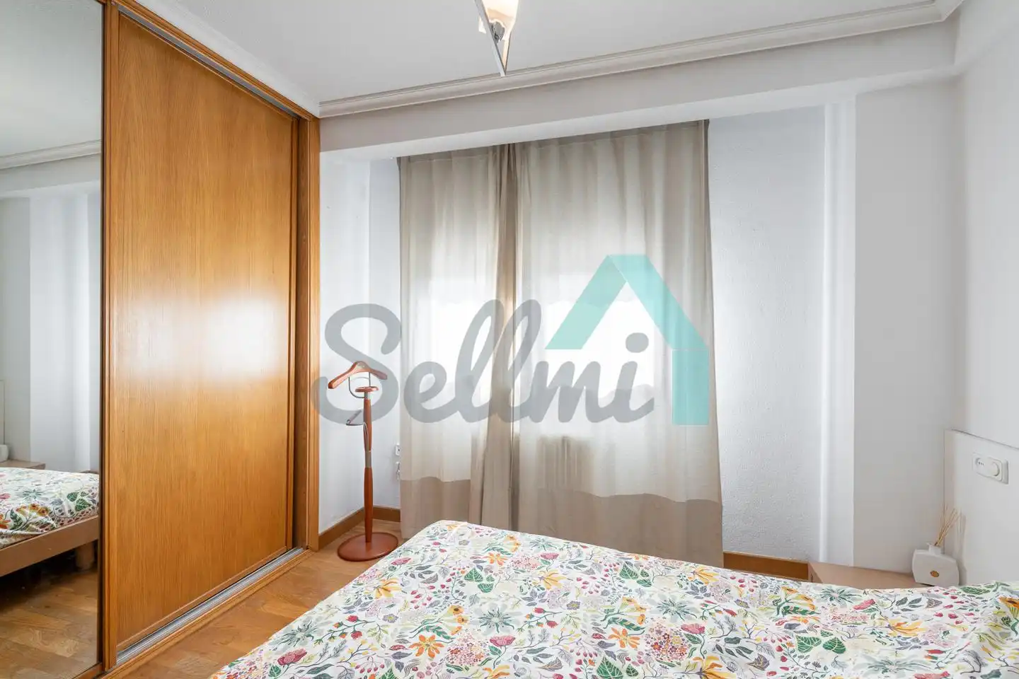 Bedroom of Flat for rent in Oviedo   with Heating, Parquet flooring and Furnished