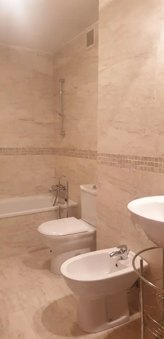 Baño de Apartamento de alquiler en Santiago de Compostela  con Calefacción, Parquet y Trastero