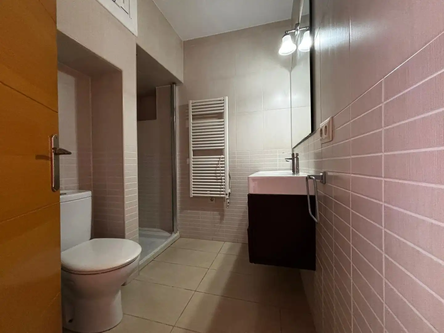 Badezimmer von Erdgeschoss zum Verkauf in Badalona mit Klimaanlage, Heizung und Parkett