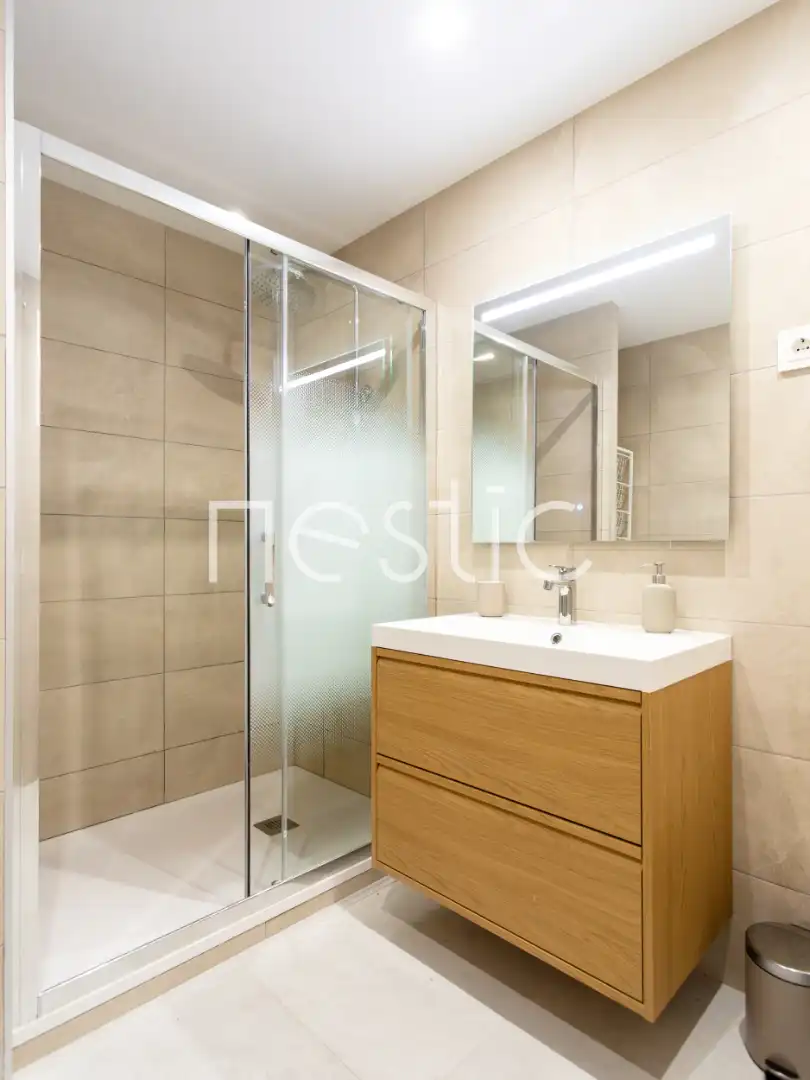 Badezimmer von Wohnungen zur Miete in Madrid mit Klimaanlage, Heizung und Möbliert