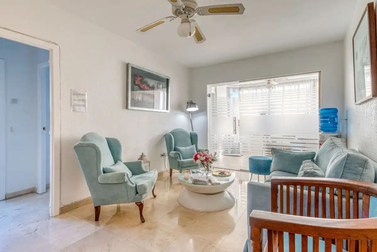 Sala de estar de Planta baja en venta en Estepona con Aire acondicionado, Terraza y Piscina comunitaria