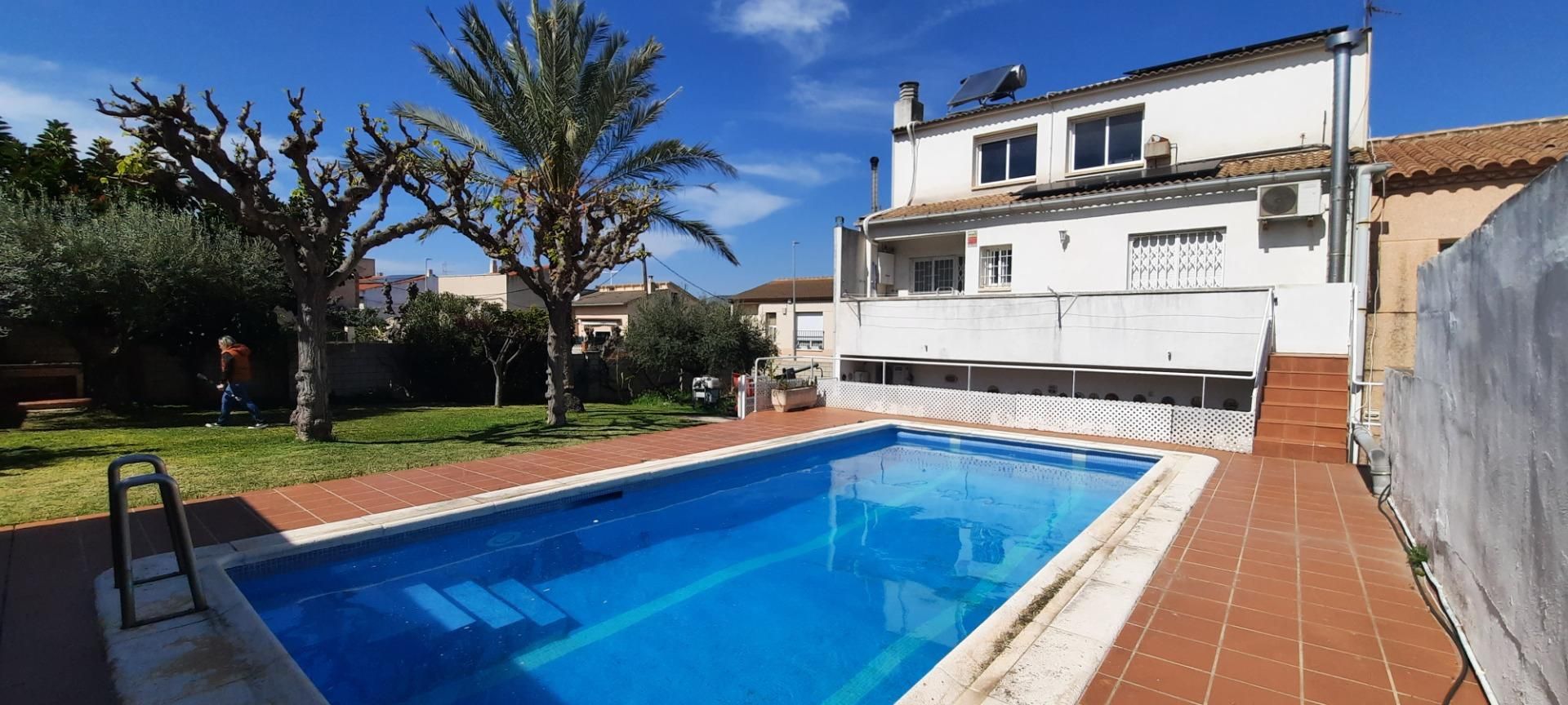 Piscina de Casa adosada en venta en Vilanova i la Geltrú con Aire acondicionado, Jardín privado y Terraza
