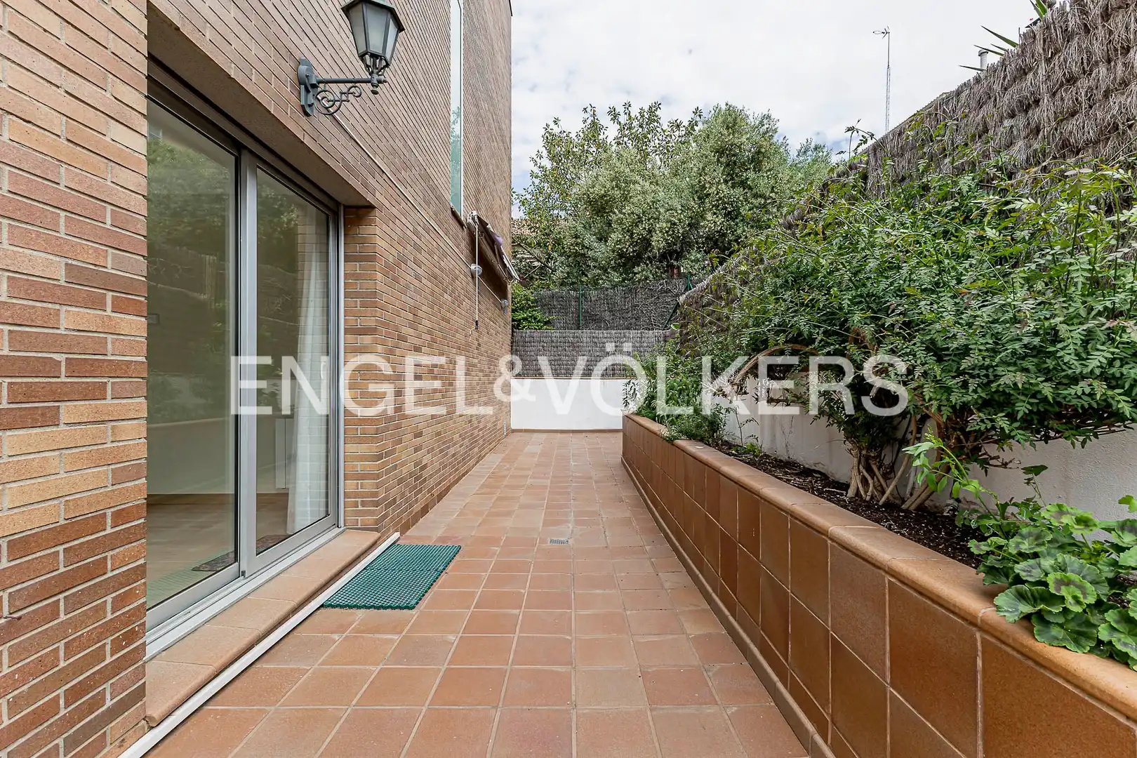 Terrasse von Einfamilien-Reihenhaus zum Verkauf in Barcelona mit Heizung